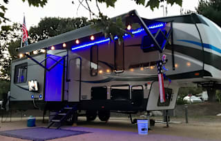 Fully Equipped RV- Perfect for Families or Couples