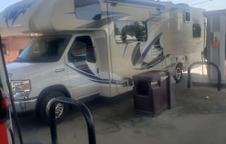 2018 Thor Motor Coach Outlaw 29J (low-miles)