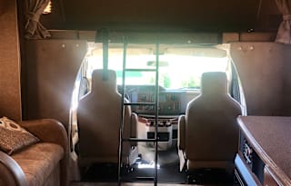 Coachmen RV Leprechaun 319DS Ford 450
