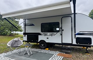 Coastal Camping !  Easy to tow!  Sleeps 5-6/Bunks!