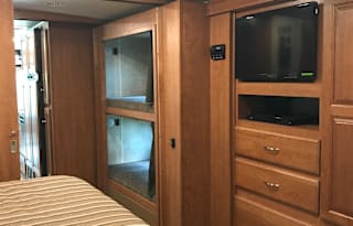 36 foot 2016 Winnebago Visa LX Sleeps 9