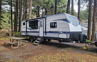 Family Friendly RV, 1 Queen Bed and 2 Bunks