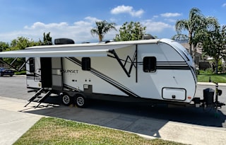 Family Friendly Travel Trailer-SUPER CLEAN!