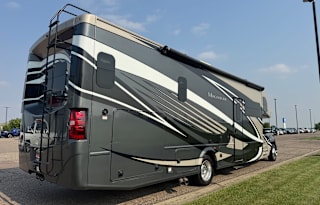 Luxury Super C RV – Sleeps 10 - Thor Magnitude