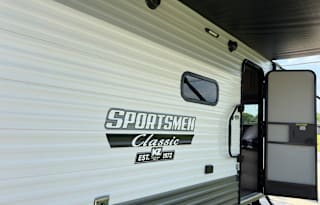 Modern Camper for your Glamping Needs!!!!