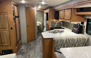 Winnebago Vista-King bed, Bunks - w/Onboard WIFI