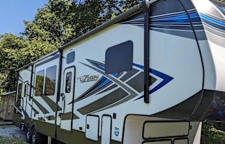 2020 Fuzion Luxury Toy Hauler!