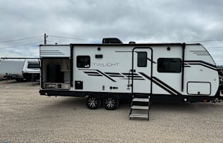 Easy Luxury Getaway! King Bed!