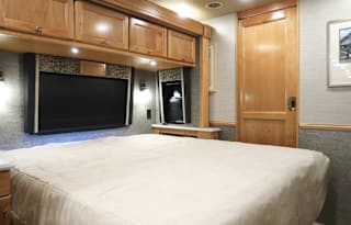 Beautiful luxury RV is Kid and Pet friendly!