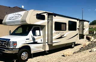Coachmen RV Leprechaun 319DS Ford 450