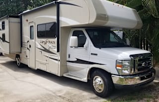 Spacious 32 Bunk House sleeps 8-10