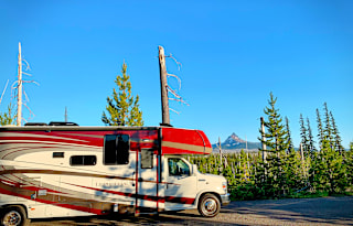 Lucy - Luxury RV for Your Stay in Camp Sherman