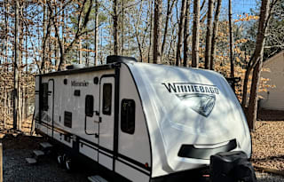 Cozy RV w Theatre seating in front & full queen