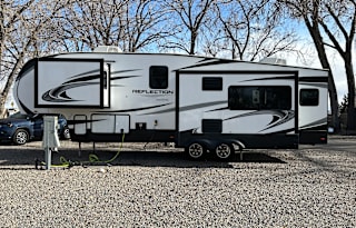 Grand Adventure pet friendly 5th Wheel Rental