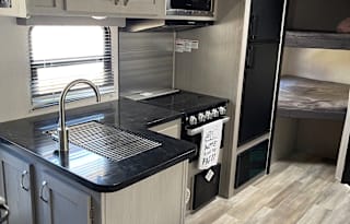 Raymond's Prime Time 24DBS Travel Trailer