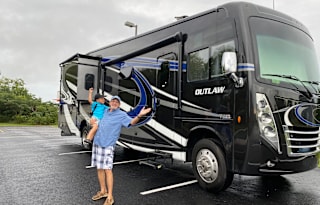 Motor Coach Thor Outlaw 37RB Toy Hauler