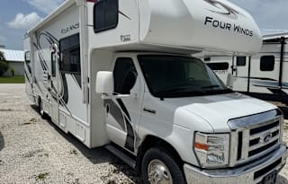 Thor Motor Coach Four Winds 31EV ***Bunk Beds***