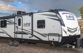 Luxurious RV with Open Floor Plan & Separate King Size Bdrm.  Pets Friendly
