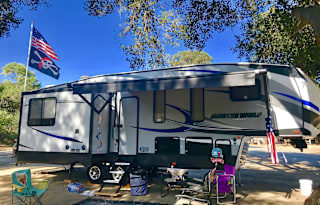 Fully Equipped RV- Perfect for Families or Couples