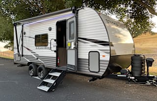 Like New: Pet Friendly Bunked RV w/ Solar Sleeps 7