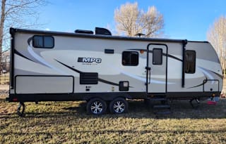 2017 Ultra Lite family bunkhouse-half ton towable!