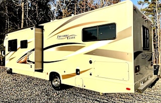 Fully Functioning Bunkhouse Sleeps 8-10!