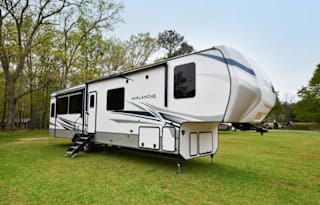 2022 Glamping Keystone Avalanche 5th wheel
