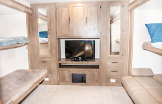 HUGE bunkroom Sleeps 10 with outdoor kitchen