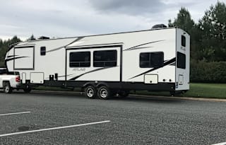 Dutchmen Atlas Fifth Wheel
