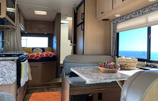 Angie and Eddie's THOR 4 WINDS Class C