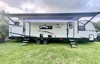 1 Night Free 2022 Alta King Bed