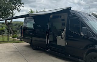 2022 Supreme Sprinter. Fully loaded. Seats 12.