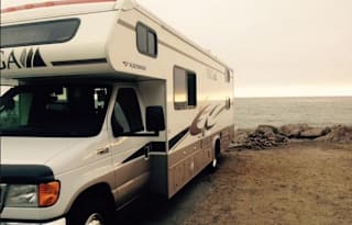 29 foot Class C with Bunk beds in Back sleeps up to 10 people comfortably