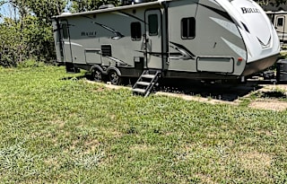 Clean and comfortable 2021 Keystone Bullet 290BHS