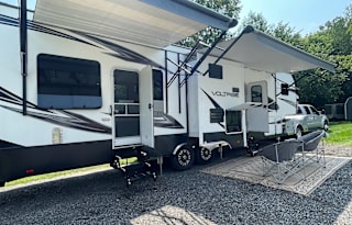 2018 Dutchmen Voltage 3305 Toyhauler