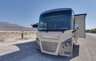 2021 Winnebago Vista 32M