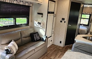 Sleeps 8 with Queen, Bunkbeds, Shower, Kitchen+