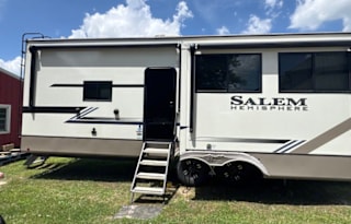 LUXURY 2 BED, 2 BATH RV W/ PRIVATE SUITE & ENTRY