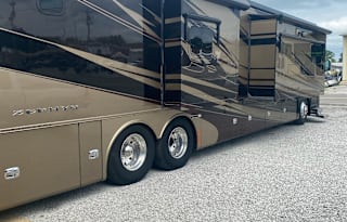 2012 Tiffin Motorhomes Zephyr 45 LZ Option B