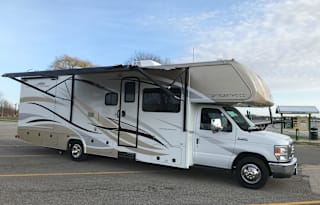 2014 Fleetwood RV Jamboree Sport 31M- LOW Miles