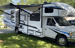 32’ 2023 Forester Sleeps 10 Fully stocked
