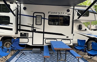 32’ 2023 Forester Sleeps 10 Fully stocked