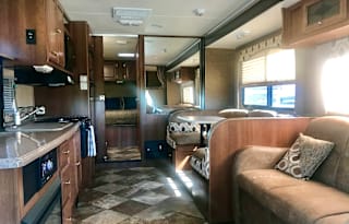Coachmen RV Leprechaun 319DS Ford 450