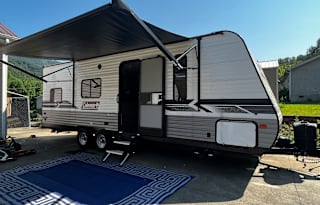 2022 Coleman lantern LT/ Full size bunks!