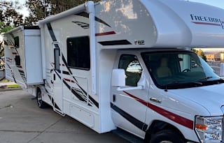 2020 Thor Freedom Elite 30FE Sleeps 8 Clean!