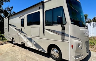 Modern Winnebago Bunkhouse KINGDOM!