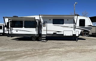 Pet Friendly Full Service Luxury 2 Bedroom RV