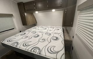 2020 EAST TO WEST Memories & and relaxation RV