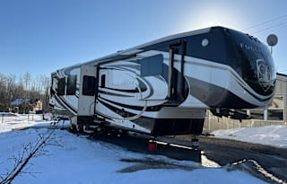 2019 DRV Luxury Suites FullHouse LX455