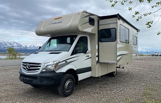 2018 Mercedes Sprinter. 25' & 14mpg!